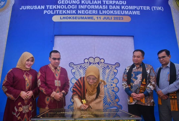 Dirjen Diksi Resmikan Gedung Kuliah Terpadu TIK PNL