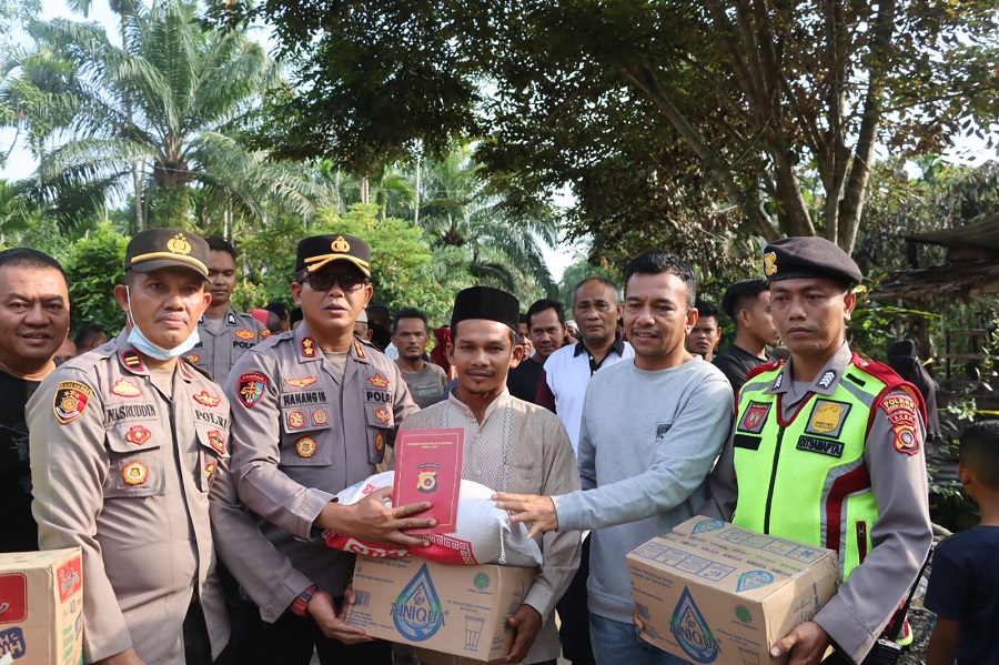 Kapolres Aceh Utara Santuni Korban Kebakaran Di Cot Girek
