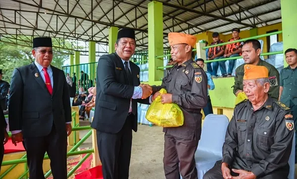 Wali Kota Sidempuan Beri Tali Asih Kepada Veteran