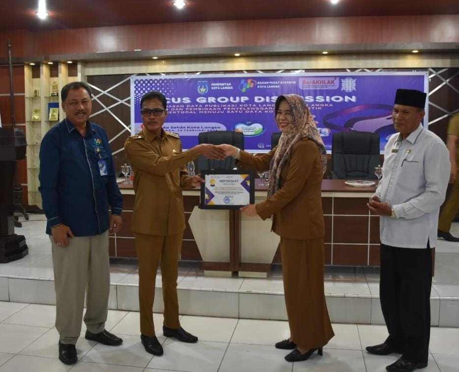 Pj Wali Kota Langsa Beri Penghargaan Ke Kemenag Dan BKPSDM