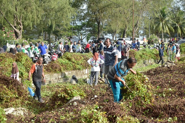 ASN Pemko Sabang Gotong Royong Bersihkan Lingkungan
