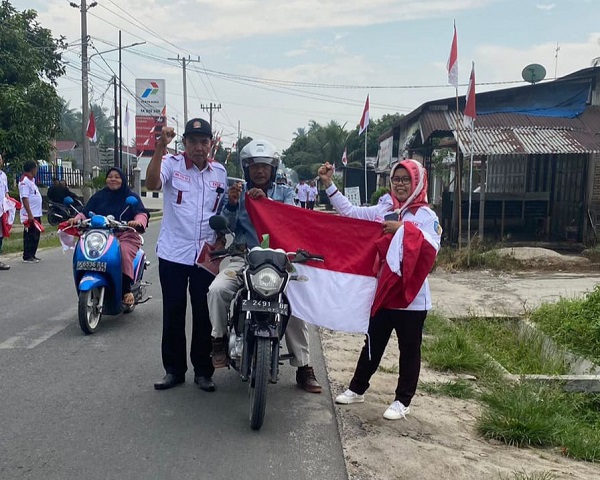 Kesbangpol Dan FKDM Batubara Bagikan Bendera Merah Putih