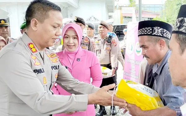Polres Pidie Bantu Warga Terdampak Gangguan Gajah Liar