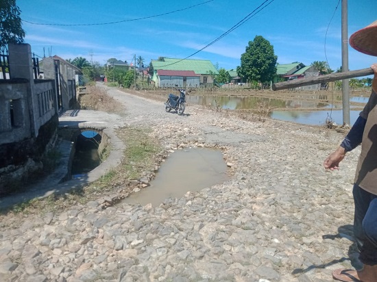 Di Abdya, Jalan Menuju Areal Perkebunan Penduduk Rusak Parah
