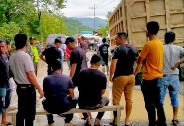 Jalan Tangse Rusak Parah, Warga Dan Sopir Tutup Akses Truk