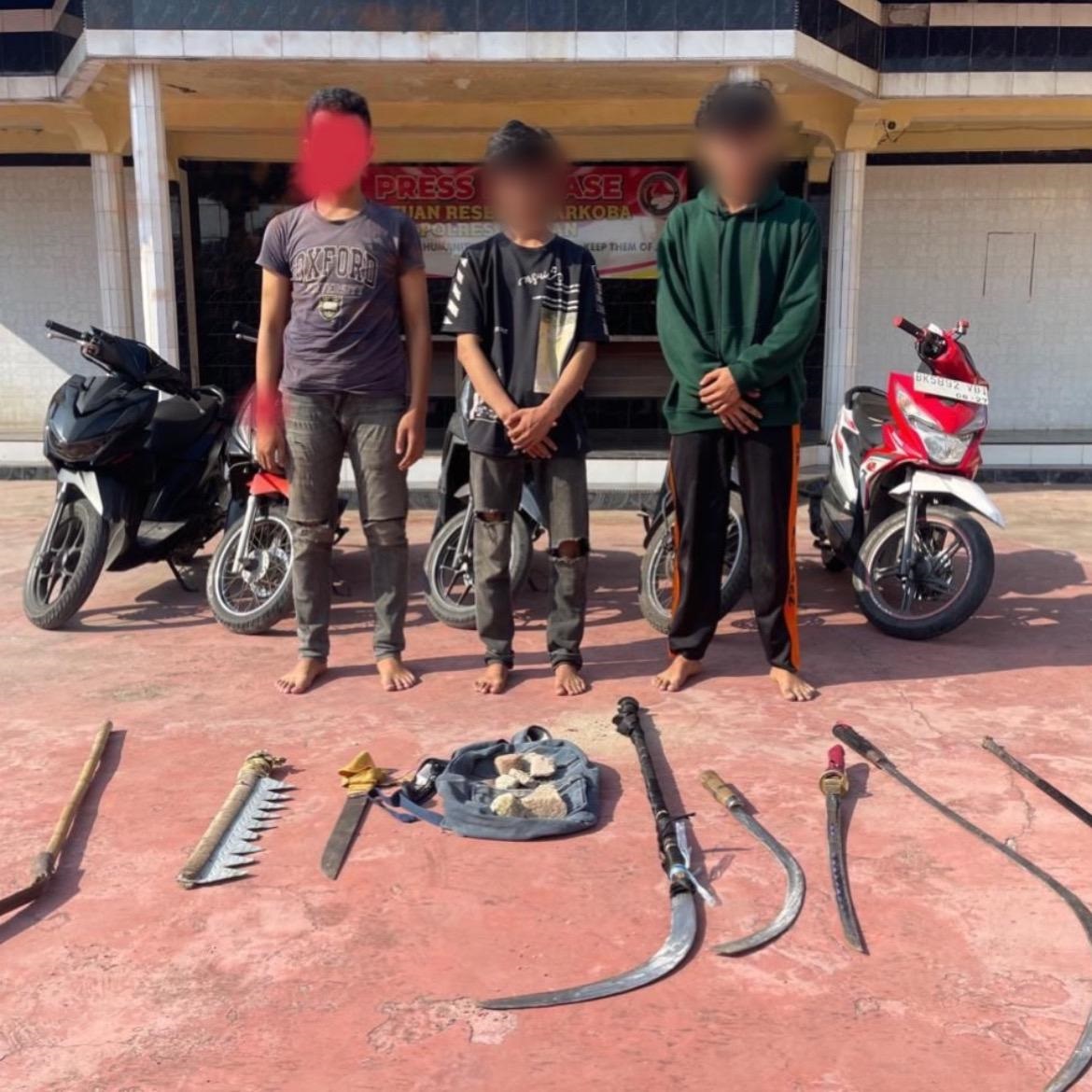 Geng Motor Bawa Sajam