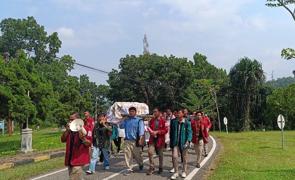 Balita Gizi Buruk Meninggal, Mahasiswa Usung Keranda Ke Kantor Bupati