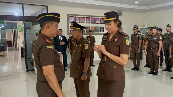 Kajari Binjai Lantik Kasi PB3R Dan Kasubsi Datun