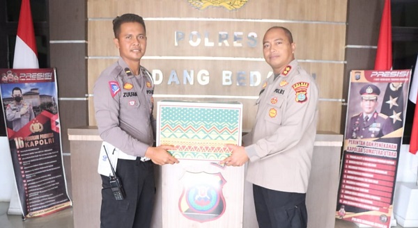 Polres Sergai Bagi 450 Bingkisan Lebaran