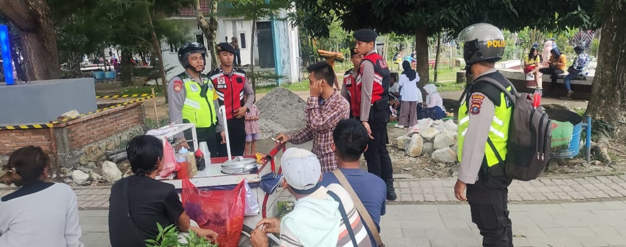 Polres P.Siantar Patroli Dialogis Di Pusat Keramaian