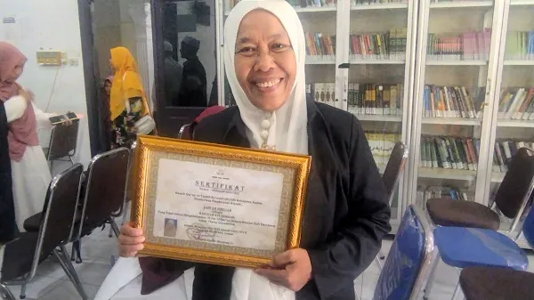 Usia 56 Tahun Wisudawati Terbaik Rumah Qur'an At Tauhid Bersanad