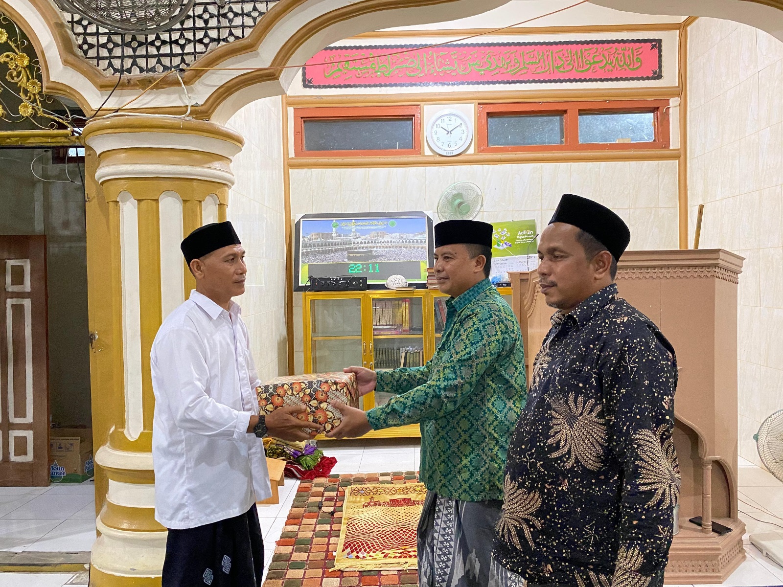 Kankemenag Abdya Serahkan Wakaf Alquran Dalam Safari Ramadhan 1445 H