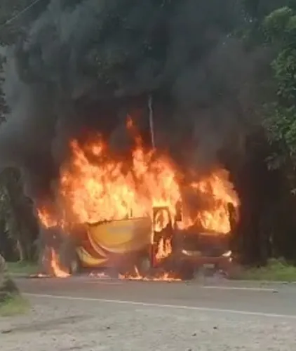 Bus Paradep Terbakar Di Tebingtinggi, Penumpang Histeris Dan Berhamburan Keluar