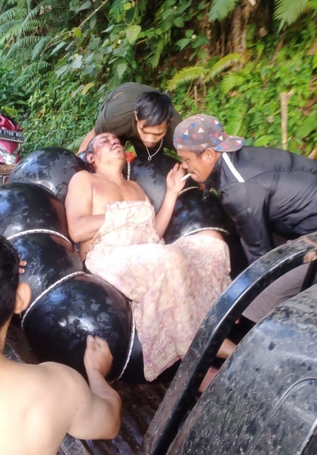 Diduga Mengantuk, Mobil Kijang Terjung Bebas Ke Sungai