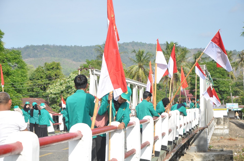 Mahasiswa KKN USK Pasang Bendera Merah Putih Dan Bersihkan Pantai