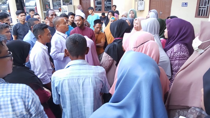 Puluhan Warga Matang Cengai Datangi Polres Langsa Minta Mantan Geuchik, Tengku Imam Dibebaskan
