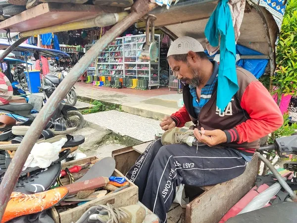 Mahyidin, Nasib Tukang Sol Sepatu Tak Tersentuh Bantuan