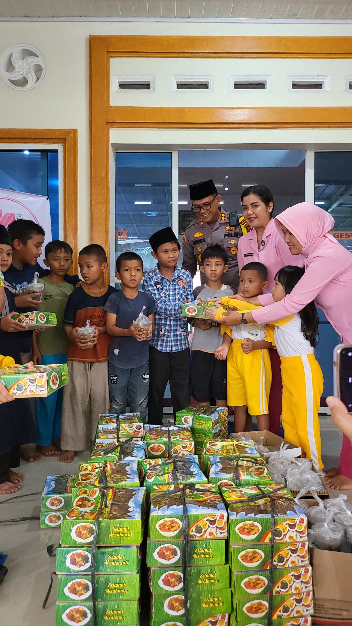 Kapolres Dan Wakapolres Taput Berbagi Takjil Ke Masjid