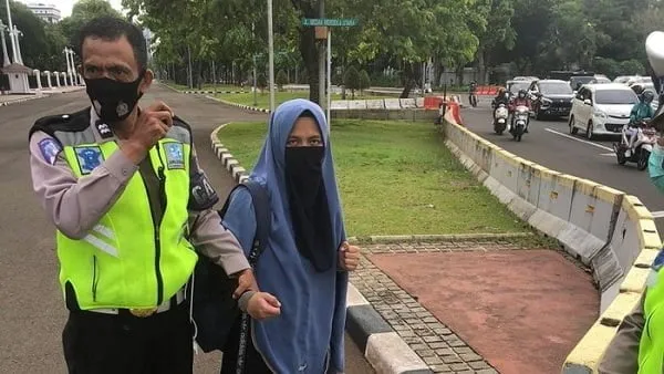 Perempuan Mau Terobos Istana Todong Pistol Ke Paspampres