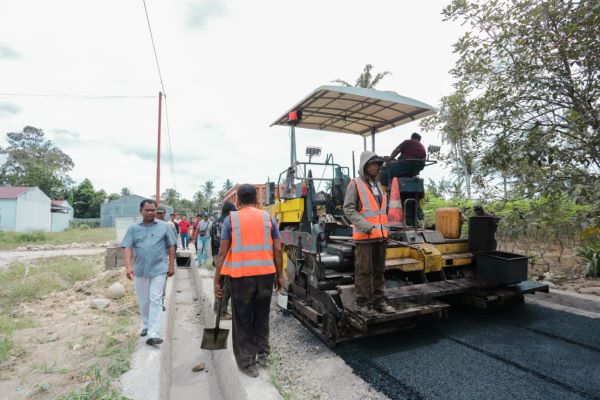 Bupati Sergai Tinjau Baksos Dan Pengaspalan Jalan