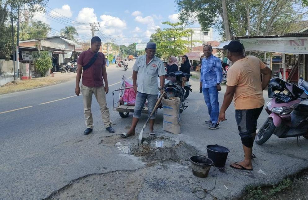 Kerap Terjadi Kecelakaan, Warga Perbaiki Bahu Jalan Negara