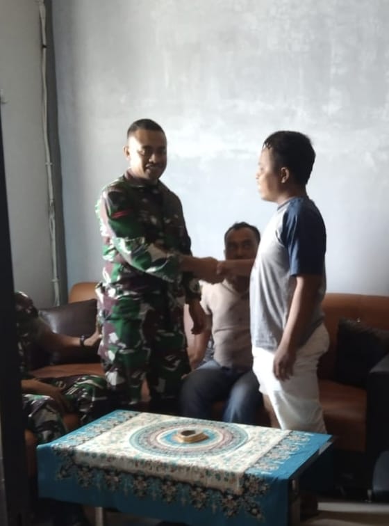 Oknum Aparat Berseragam Diduga Tendang Kepala Warga