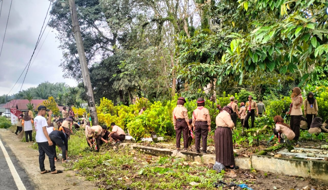 Bangun Pribadi Peduli Lingkungan, Peserta Perimtaq Bersihkan TPU