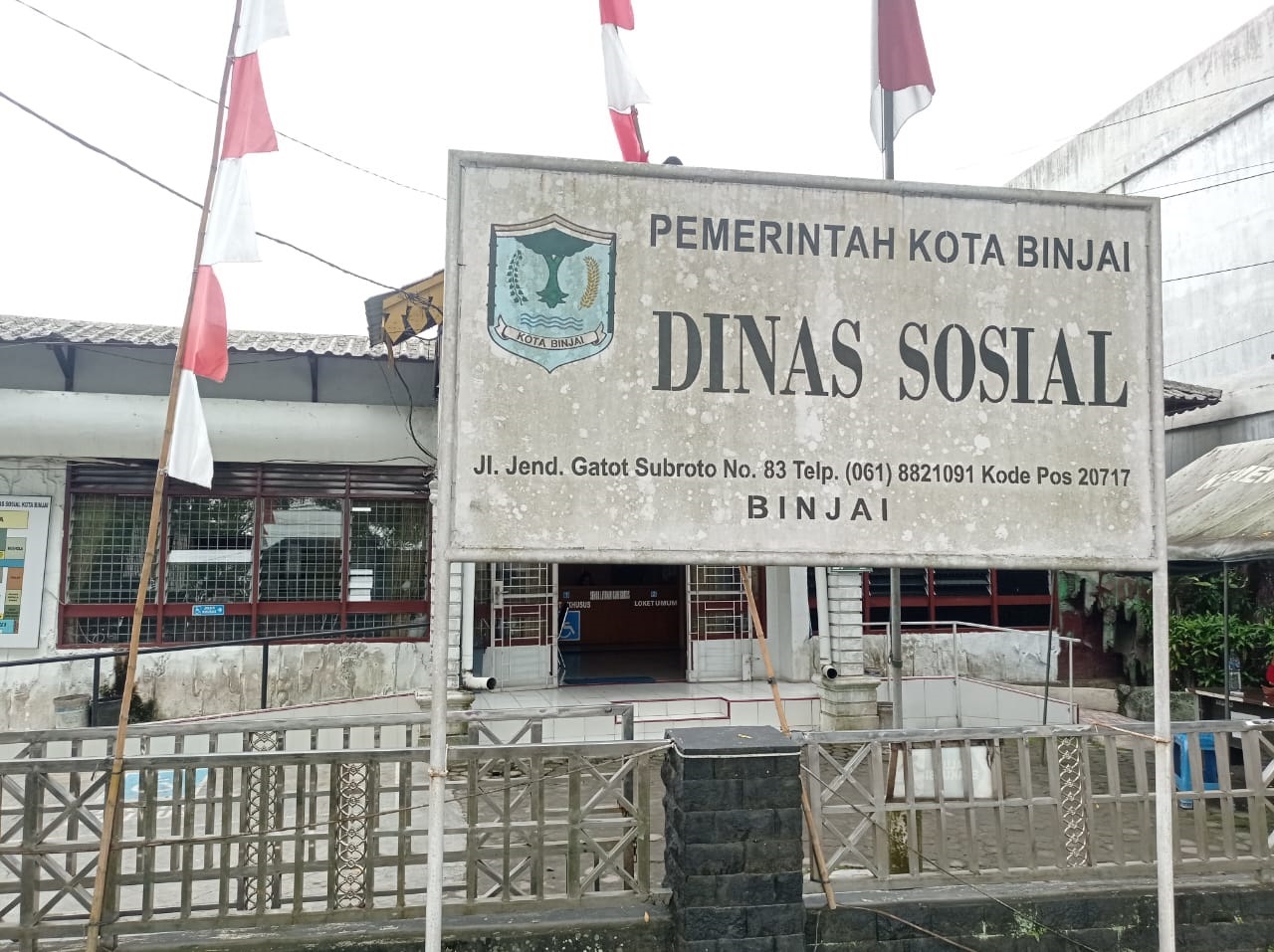 Sibuk Dengan HP, Petugas Informasi Dinsos Binjai Tak Gubris Pertanyaan Masyarakat