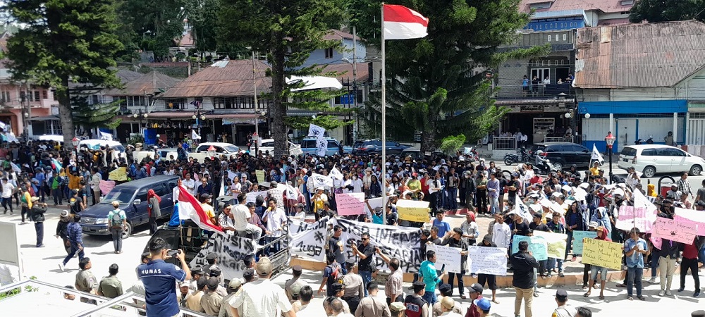 Tuntut Pj Bupati Mundur, Kantor DPRD Dan Bupati Taput Didemo