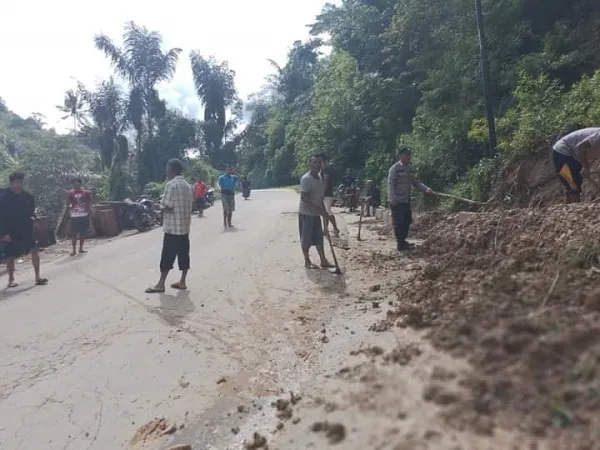 Longsor Dan Banjir Tutupi Jalan Umum Muarasipongi