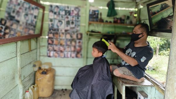 Tukang Pangkas Penyandang Disabilitas Bertekad Tamatkan Sekolah Anaknya