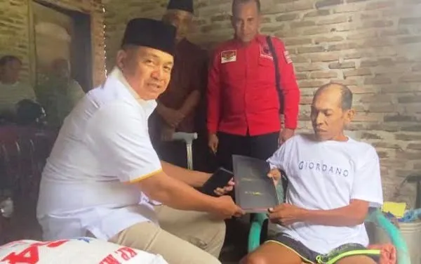 Kepedulian Bupati Zahir Di Tengah Warga Kesulitan Karena Sakit