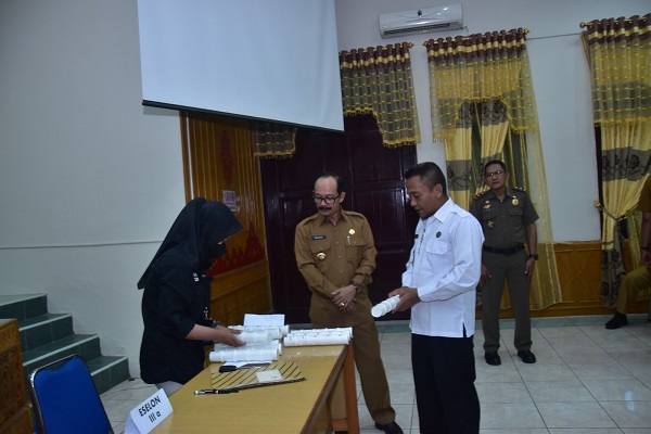 Pejabat Aceh Tamiang Tes Urine Mendadak