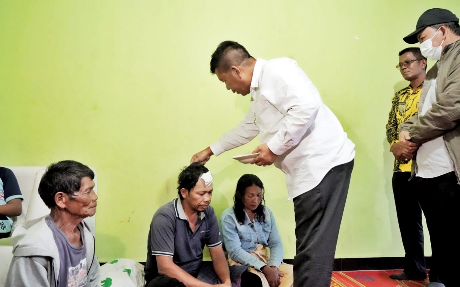Bupati Simalungun Jenguk Pendi Saragih Korban Penembakan OTK Di Tigarunggu