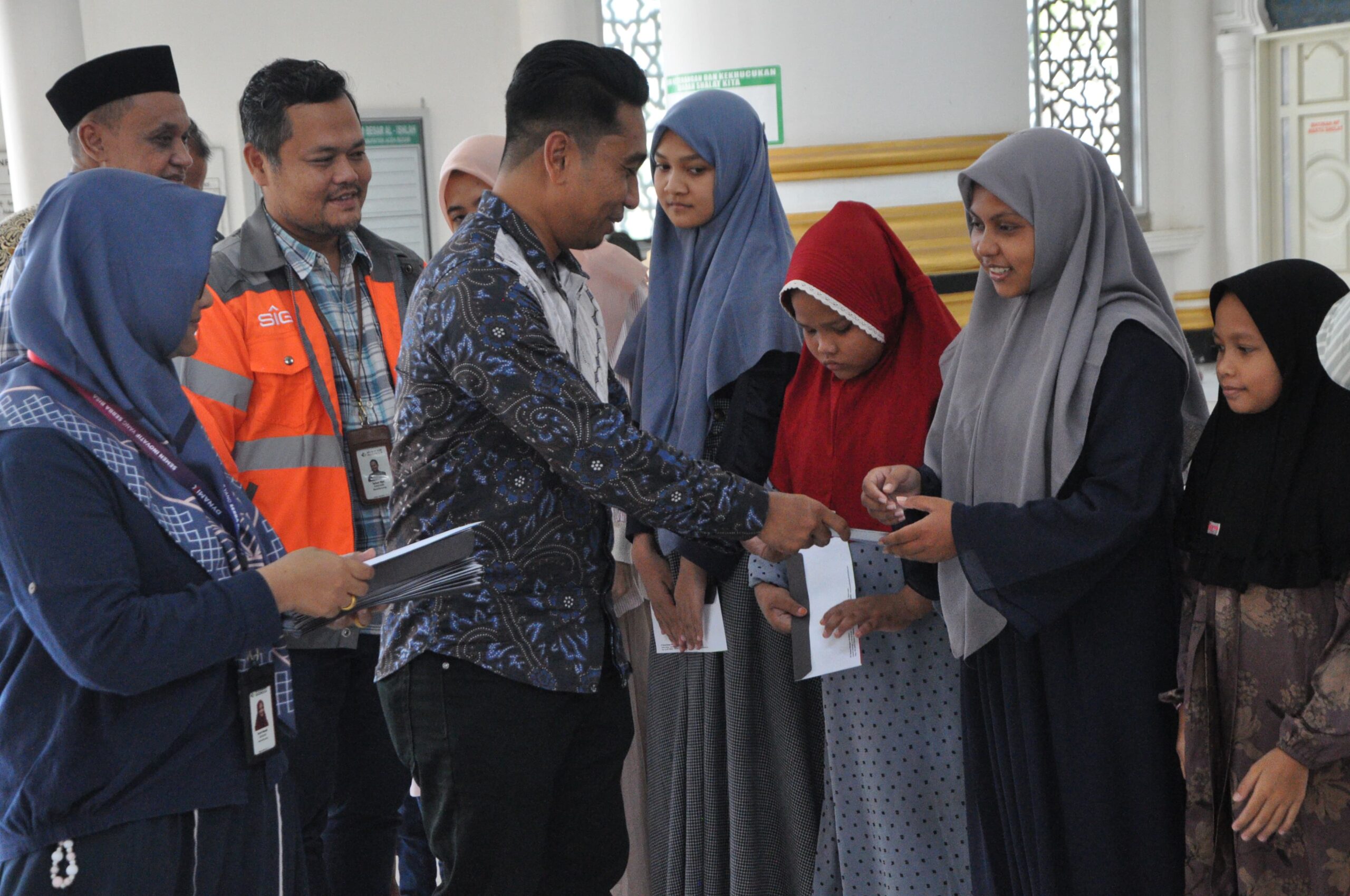 Plt Kadinsos Santuni 227 Anak Yatim Dan Serahkan Bantuan Masjid