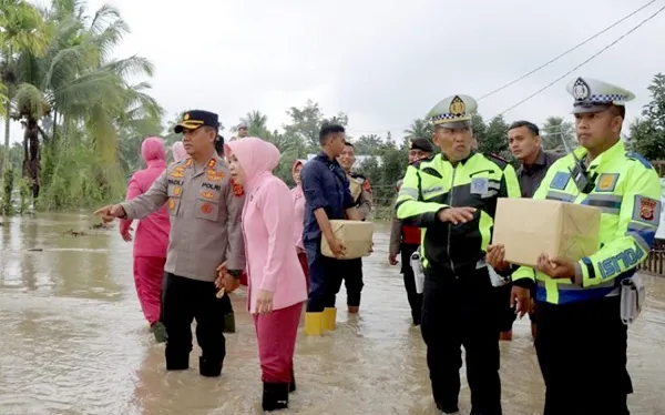 Kapolres Pidie Dan Ketua Bhayangkari Pantau Banjir Serta Bagikan Sembako