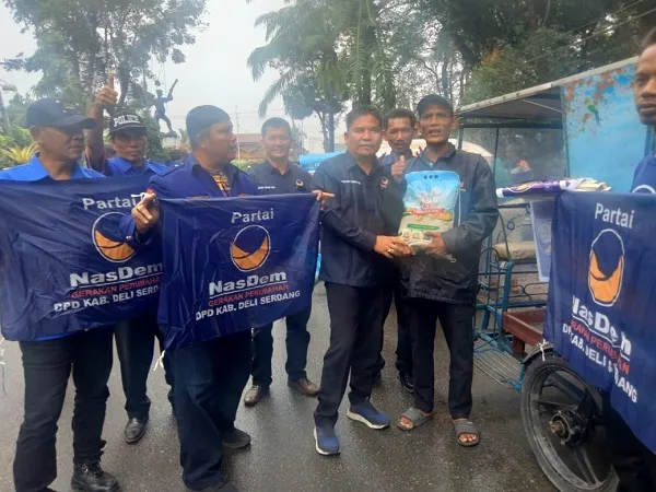 HUT Ke-11, DPD Partai NasDem DS Bagi Beras Kepada Tukang Becak