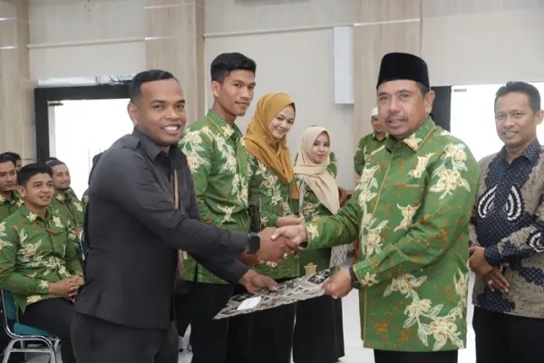 Kakanwil Kemenag Aceh Serahkan SK Pramubhakti