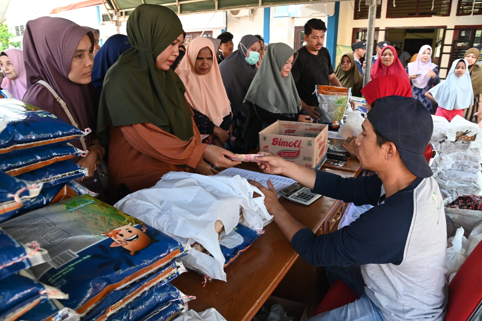 Masyarakat Samahani Manfaatkan Bazar Pangan Murah Pemkab Aceh Besar