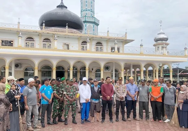 Kadis DLH Pimpin Gotong Royong Bersihkan Mesjid Dan Pasar