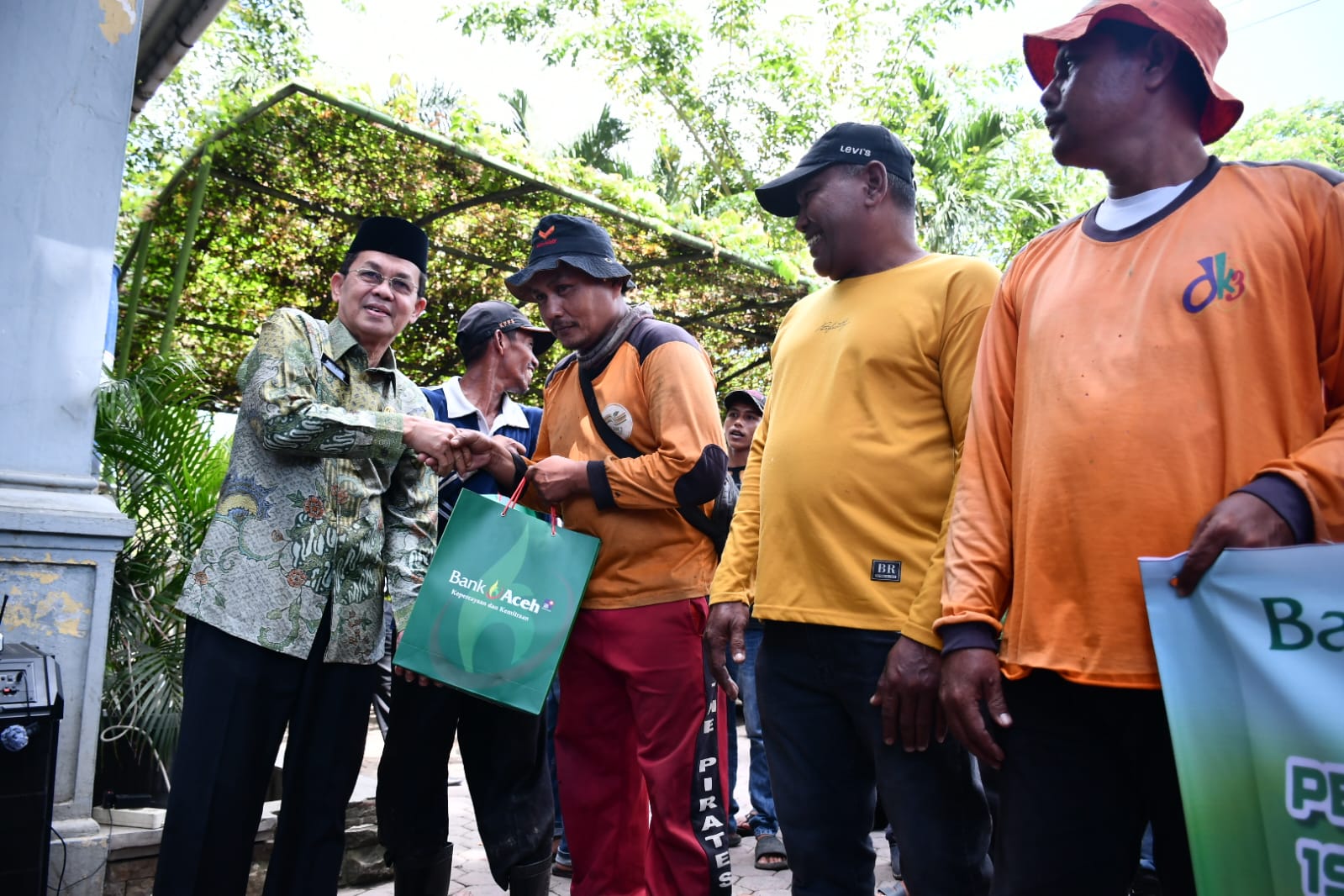 Pj Wali Kota Serahkan Paket Ramadan Bank Aceh Bagi Pasukan Oranye