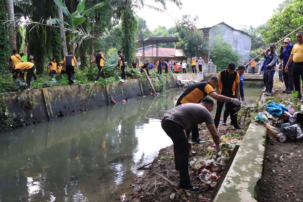 Polres Binjai Bersihkan Sungai Bangkatan