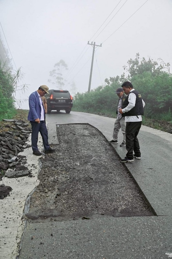 Bupati Humbahas Monitor Pembangunan Jalan Doloksanggul-Parlilitan