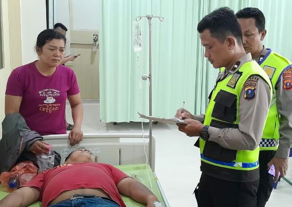 Angkot Tabrak Sepeda Motor, 1 Luka
