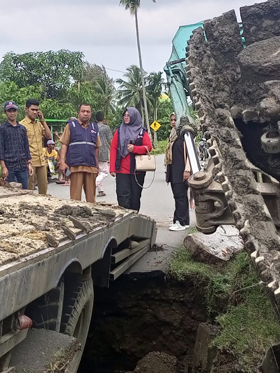 Ketua PMI Simeulue Tinjau Korban Banjir Dan Jalan Amblas