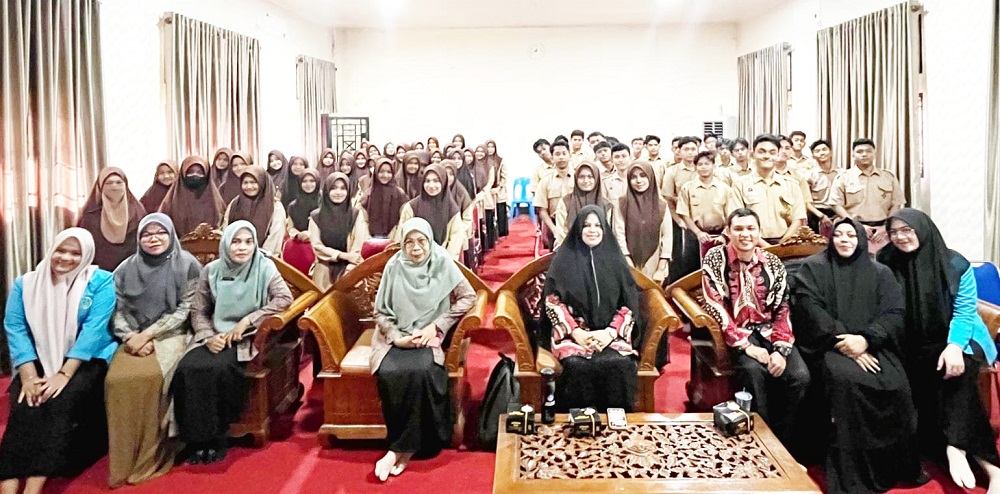 PKM Dosen FKIP Unsam Berikan Pembekalan Literasi Membaca Bantuan AI Apps