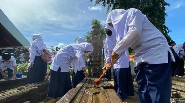 Pelajar Di Banda Aceh Diajari Cara Bersihkan Cagar Budaya