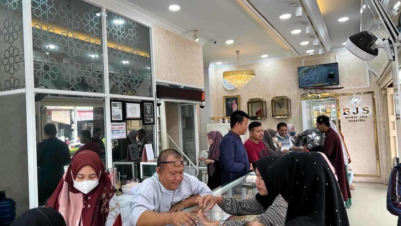 Jelang Idul Fitri Harga Emas Meroket