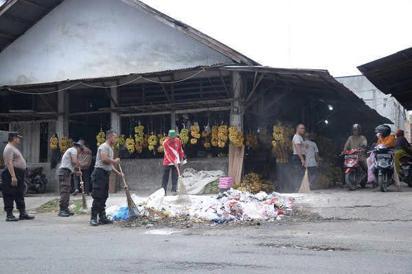 Polres Langsa Bersihkan Pusat Pasar