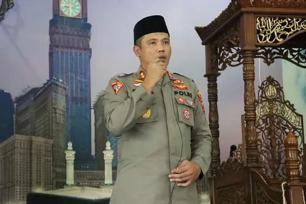 Kapolres Madina Kumandangkan Azan